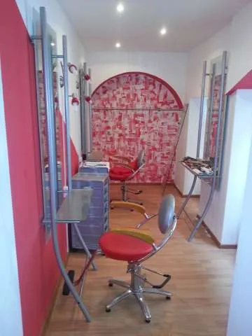 Inchiriez spatiu amenajat si dotat modern pentru coafura, cosmetica. Este situat pe str. Castelului, in apropierea magazinului S - Imaginea 1