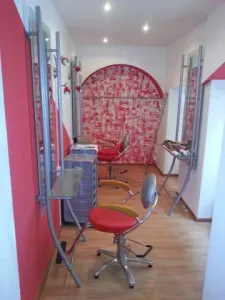 Inchiriez spatiu amenajat si dotat modern pentru coafura, cosmetica. Este situat pe str. Castelului, in apropierea magazinului S