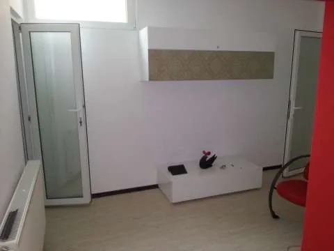 Inchiriez spatiu amenajat si dotat modern pentru coafura, cosmetica. Este situat pe str. Castelului, in apropierea magazinului S - Imaginea 3