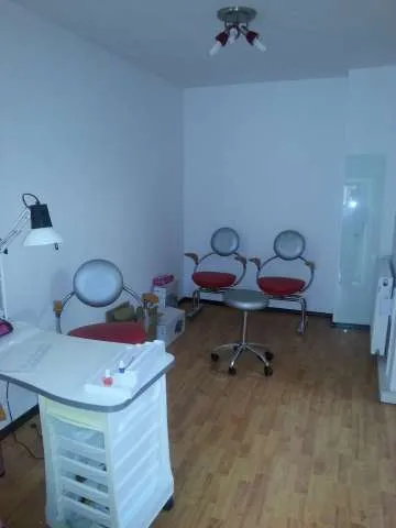 Inchiriez spatiu amenajat si dotat modern pentru coafura, cosmetica. Este situat pe str. Castelului, in apropierea magazinului S - Imaginea 4