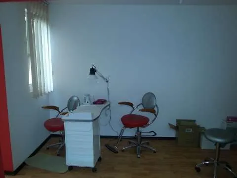 Inchiriez spatiu amenajat si dotat modern pentru coafura, cosmetica. Este situat pe str. Castelului, in apropierea magazinului S - Imaginea 5