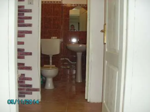 vand apartament 3 camere recent renovat in Onesti - Imaginea 8
