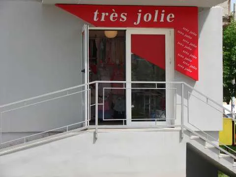 Inchiriez spatiu comercial 3 camere parter central in Titu - Imaginea 1