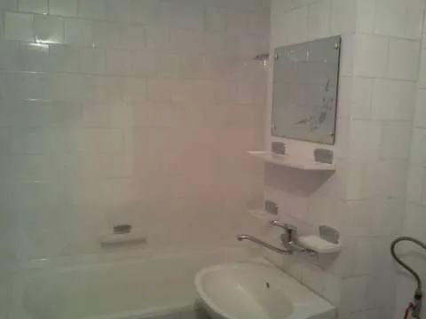 Oferta - Vand apartament cu trei camere - Imaginea 2