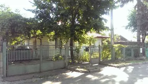Urgent - Vand casa in Husi ultracentral - Imaginea 2