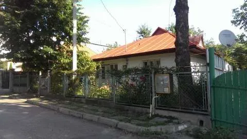 Urgent - Vand casa in Husi ultracentral - Imaginea 3