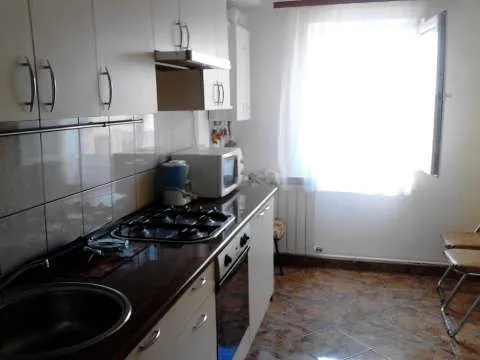 Propietar, vand urgent apartament cu 3 camere, confort sporit - Imaginea 1