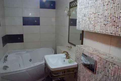 Ofer spre inchiriere apartament 3 camere in Onesti( nemobilat) , jacuzzi - Imaginea 2