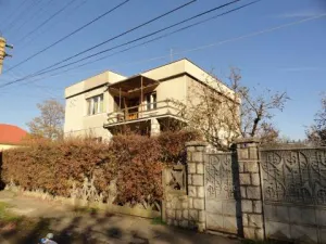 Vand casa familiala cu etaj si  curte in Turda -Noua, langa parc