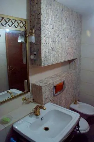 Ofer spre inchiriere apartament 3 camere in Onesti( nemobilat) , jacuzzi - Imaginea 3
