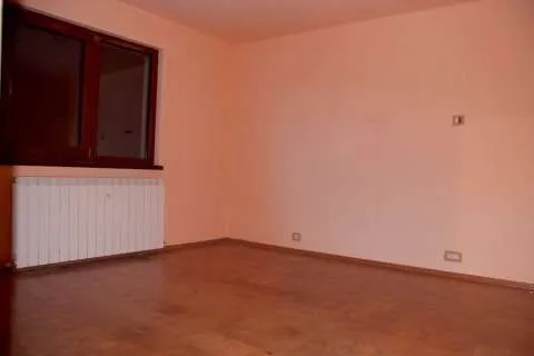 Ofer spre inchiriere apartament 3 camere in Onesti( nemobilat) , jacuzzi - Imaginea 5