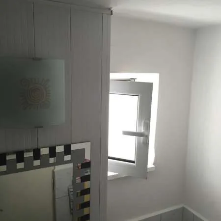 Vand apartament 2 camere semidecomandat - Imaginea 2