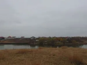 vand terenuri langa lac Darvari cu 11 euro/mp