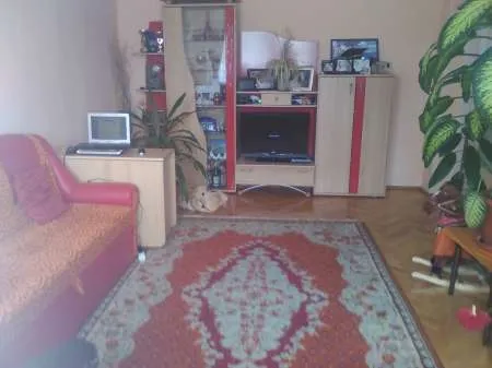 Vand apartament 3 camere, central - Imaginea 1