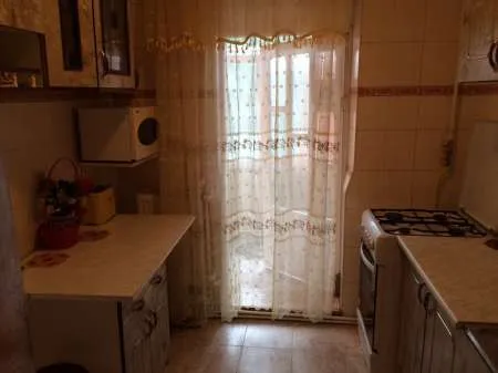 Apartament central cu 3 camere si garaj - Imaginea 5