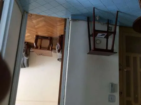 Vind apart.3 camere decomandate, 72 m2 , wc si camara cu aerisire afara, parchet stejar, gresie , faianta , termopan,  - Imaginea 2
