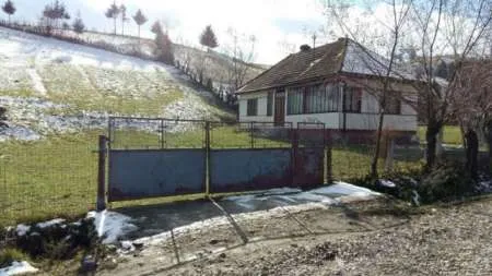 VÃ¢nd casÄƒ È™i teren intravilan - Imaginea 1