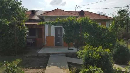 vand doua case in aceeasi curte sau schimb cu apartament in Constanta sau Tulcea - Imaginea 5