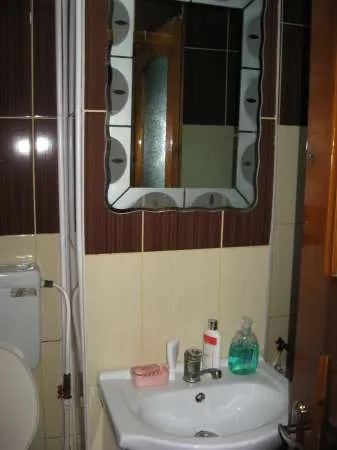 Vand apartament 2 camere decomandat - Imaginea 2