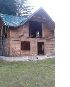 Teren 500 mp+ casa in constructie din lemn, sat Slatioara Com Stulpicani