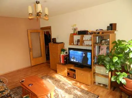 Vand Apartament 3 camere - decomandat - Imaginea 1