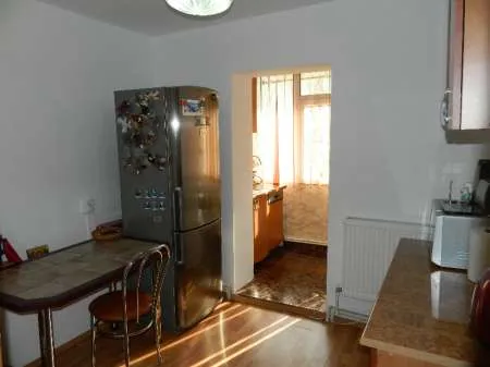 Vand Apartament 3 camere - decomandat - Imaginea 4