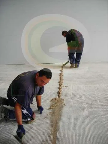 Tratare fisuri si refacere rosturi la pardoselile din beton / rasini sintetice - Imaginea 1