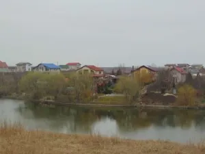 vand terenuri langa lac Darvari cu 11 euro/mp