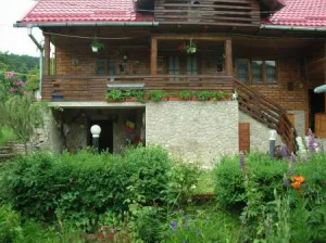 Vand casa com. Bezdead, intre Pucioasa si Breaza