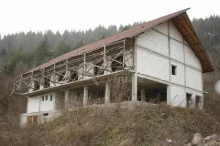 Pensiune  la rosu in Bucovina (Prisaca Dornei/Vama , Jud. Suceava) - Imaginea 1