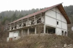Pensiune  la rosu in Bucovina (Prisaca Dornei/Vama , Jud. Suceava)