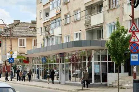 Vand apartament 3 camere decomandat ultracentral in Moinesti, jud. Bacau - Imaginea 1