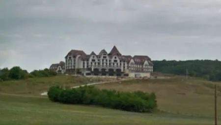 Vindem complexul turistic din com.Bradu, loc. Avrig - Sibiu, 274 locuri cazare si 8.6 ha teren - Imaginea 9