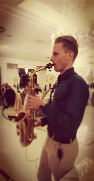 Saxofon muzica ambientala si muzica house - Imaginea 1