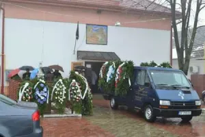 SICRIE-Coroane funerare-Poze  ceramice cruci