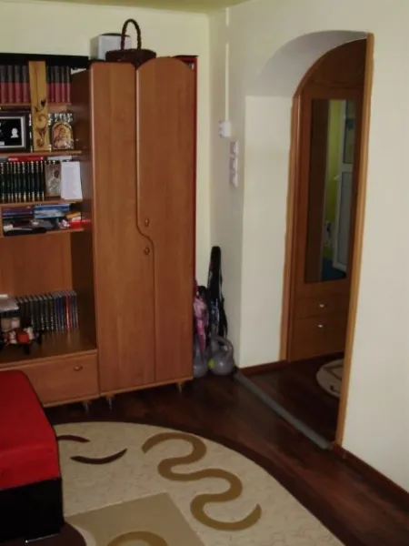Apartament 3 camere, recompartimentat, foarte spatios, Unirii [ 336] - Imaginea 2