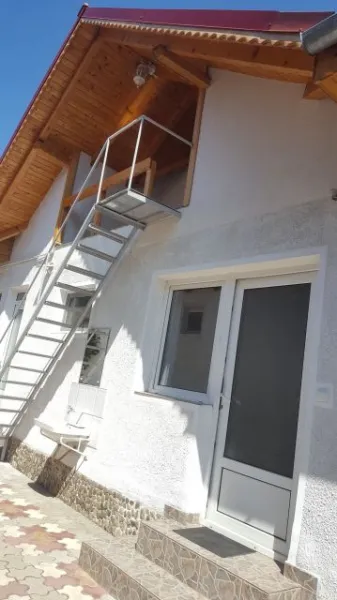 Ocazie! ! ! Ofer spre vanzare casa in Fagaras zona centrala, 4 camere, singur in curte, recent renovata modern, mobilata si util - Imaginea 2