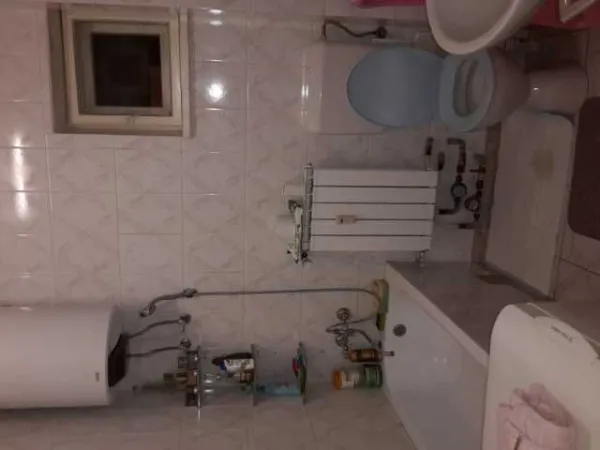 Inchiriez apartament ultracentral. Unic pe etaj. - Imaginea 4