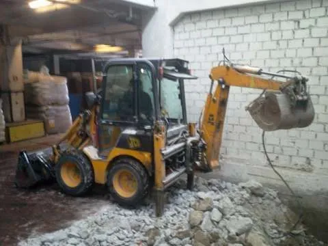 Bobcat cu picon miniexcavator Bucuresti si ilfov, Chitila, Mogosoaia, Otopeni, Buftea, Corbeanca, Voluntari, Tunari. - Imaginea 1
