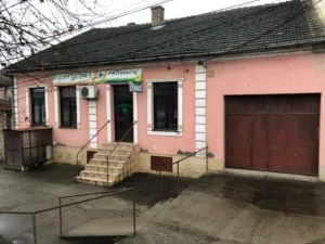Vand casa de locuit cu spatii comerciale langa Manastirea Maria Radne Lipova