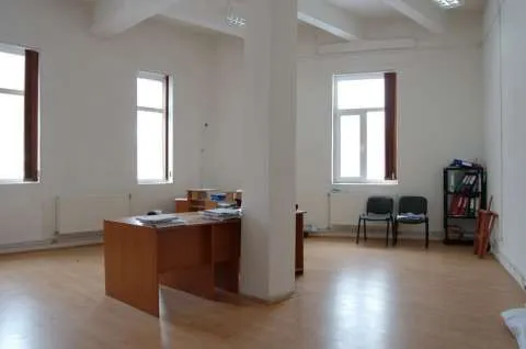 vand sau inchiriez hala industriala cu spatii de birouri - Imaginea 11