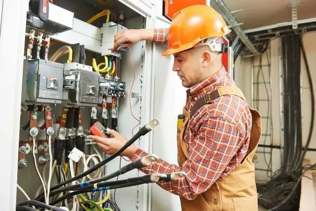 electricieni calificati italia - Imaginea 1