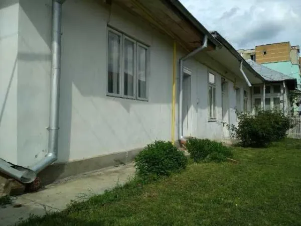 Imobil cu teren 1510 m² zona ultracentrala Moinesti Bacau - Imaginea 2