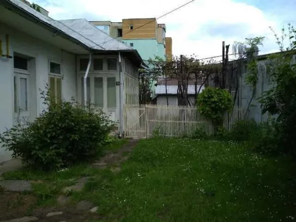 Imobil cu teren 1510 m² zona ultracentrala Moinesti Bacau - Imaginea 3