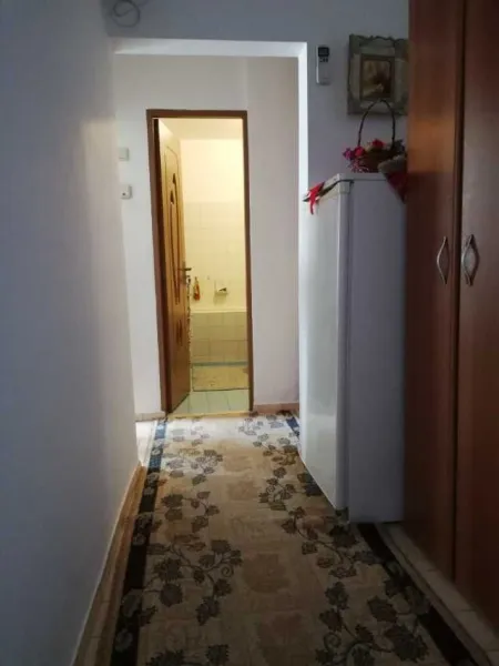 VAND APARTAMENT CU 2 CAMERE - Imaginea 3