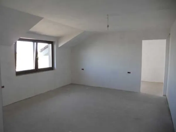 Casa la 5minute de ORADEA ( loc. SANTANDREI) 300 MP CONSTRUIT TOATE UTILITATILE - Imaginea 6