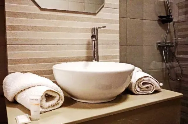 Proprietar vand apartament ultracentral statiunea Calimanesti - Imaginea 8