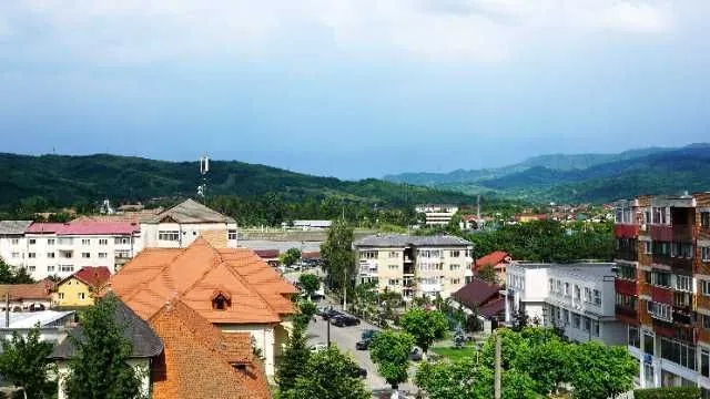Proprietar vand apartament ultracentral statiunea Calimanesti - Imaginea 12