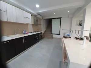 Inchiriez casa