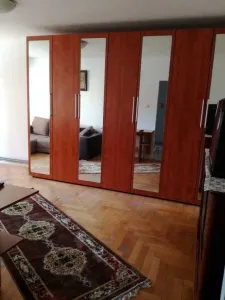 inchiriere apartament 3 camere Brasov strada De Mijloc nr. 150
